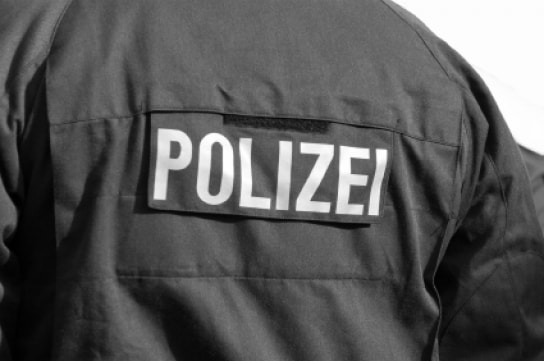 Germania, violentarono e vendettero sul dark web il figlio di 7 anni: condannati