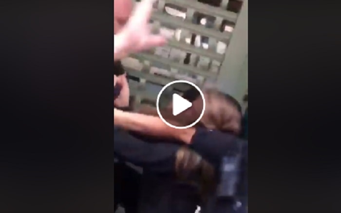 Poliziotto colpisce ragazzina di 14 anni in faccia mentre la arresta VIDEO