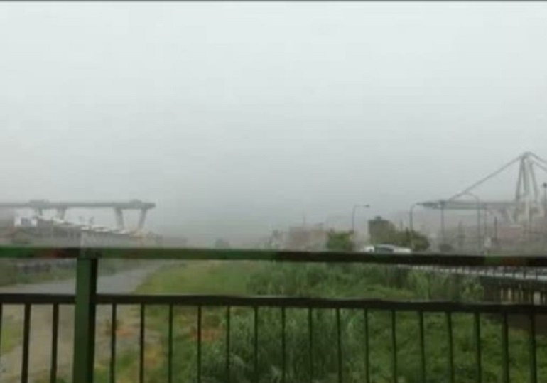 Genova, i testimoni: "Un fulmine ha colpito il ponte. Poi è crollato tutto" (foto Ansa)