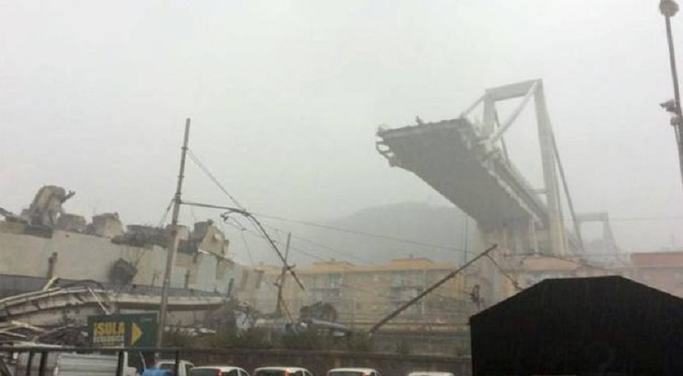 Genova, una testimone: "Ho visto i tiranti staccarsi e sciabolare nell'aria..." (foto Ansa)