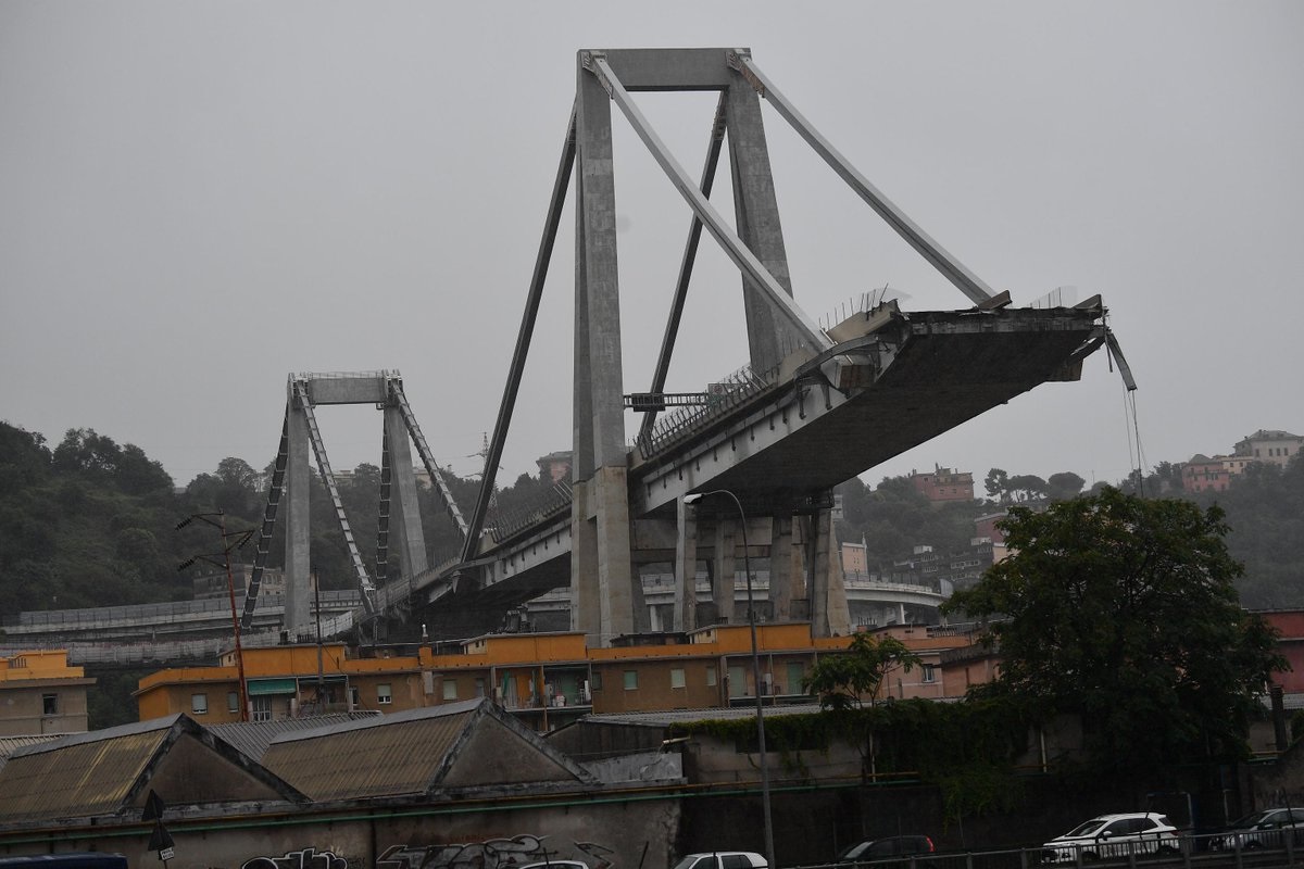 Genova, l'autotrasportatore rimasto appeso al camion durante il crollo del ponte (foto Ansa)