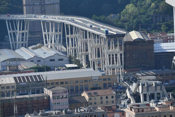 Ponte Morandi crollato a Genova: sopra potevamo esserci tutti...