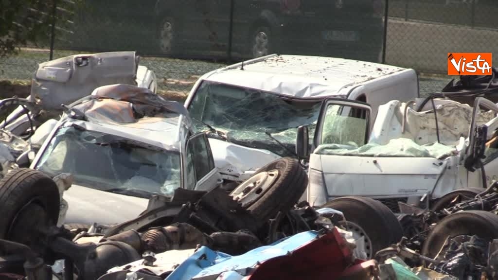 Genova, il cimitero delle auto inghiottite nel crollo