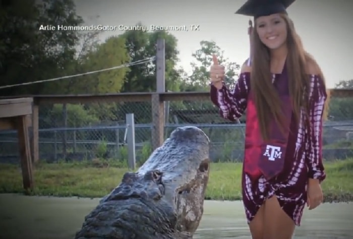 Makenzie Noland, la ragazza che dà da mangiare al coccodrillo