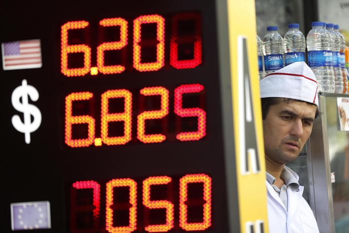 Turchia, crollo della lira: Moody's e Standard and Poor's tagliano il rating