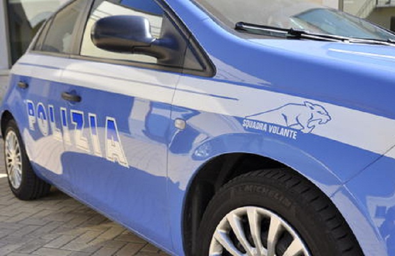 Roma: caccia i genitori, si barrica in casa e lancia molotov contro la polizia (foto d'archivio Ansa)