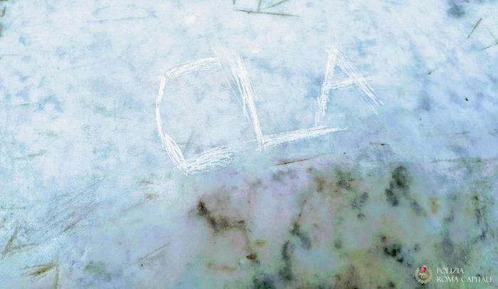 Romeno incideva nome Fontana di Trevi a Roma