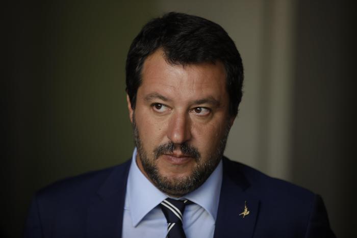 Emmanuel Macron: "Per i demagoghi se un ponte crolla è colpa dell'Europa". Salvini: "Ipocrita"