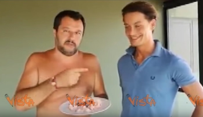 Salvini a torso nudo