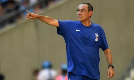 Chelsea primo, Maurizio Sarri vola ma quelle sigarette in panchina...