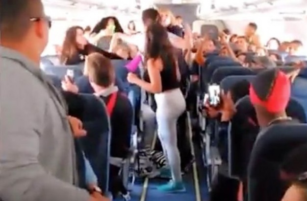 Scopre messaggio piccante sul cellulare del marito: rissa in aereo, e il pilota...