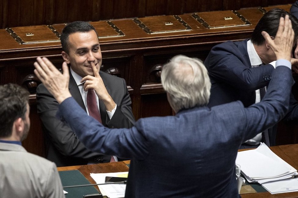 Sgarbi provoca Di Maio: "Si sapeva che eri di destra". E lui se la ride VIDEO