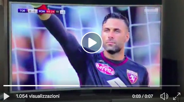 Sirigu si odora le ascelle durante Torino-Roma, il VIDEO è virale sul web