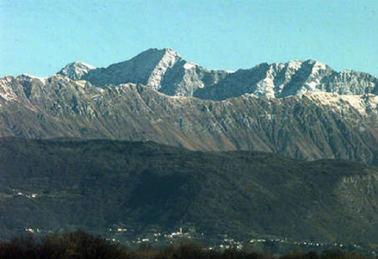 Udine, serviranno ore per liberare lo speleologo bloccato e ferito sul Monte Canin (foto Ansa)