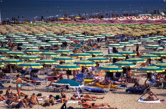 Rimini, fotografava bambine in spiaggia: denunciato presunto pedofilo