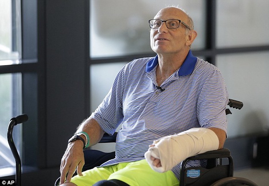 Attaccato da uno squalo, si difende prendendolo a schiaffi sulle branchie