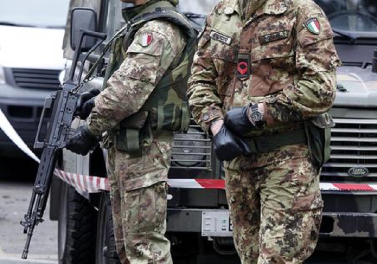 Napoli, risse tra Vasto e piazza Garibaldi: soldato aggredito da un migrante