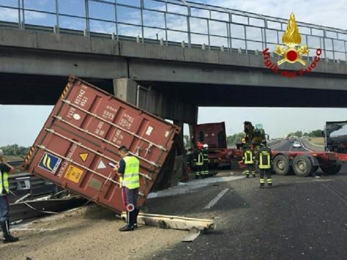 A4: tir contro pilone viadotto autostrada vicino al casello Verona Sud
