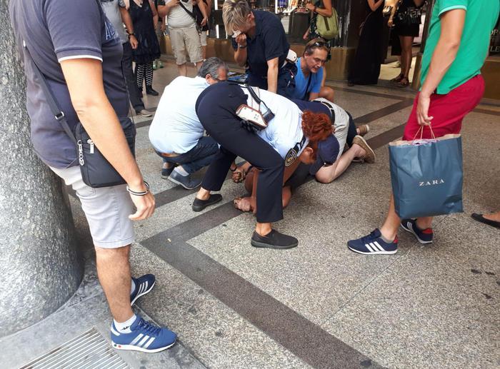 Torino, vigilessa aggredita in centro da un passante. "Era talmente violento che stavo per sparare"