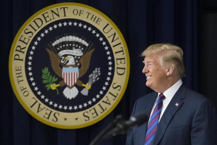 Trump minaccia l'Europa con nuovi dazi: "Metteremo tassa 25% su ogni auto che viene dalla Ue