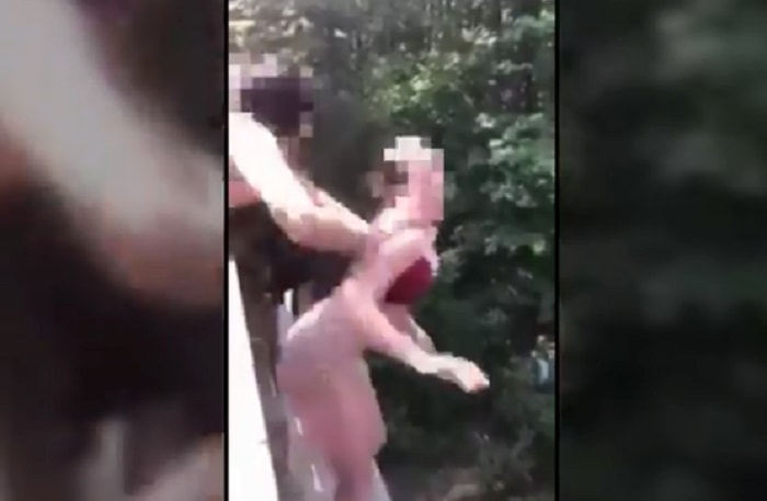 Ragazza oaura tuffarsi