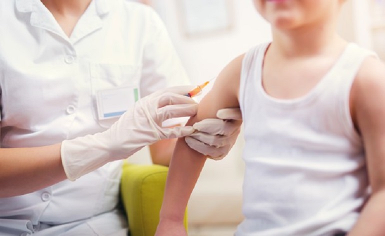Vaccini, l'ordine dei medici: "No al rinvio dell'obbligo per l'iscrizione a scuola" (foto Ansa)