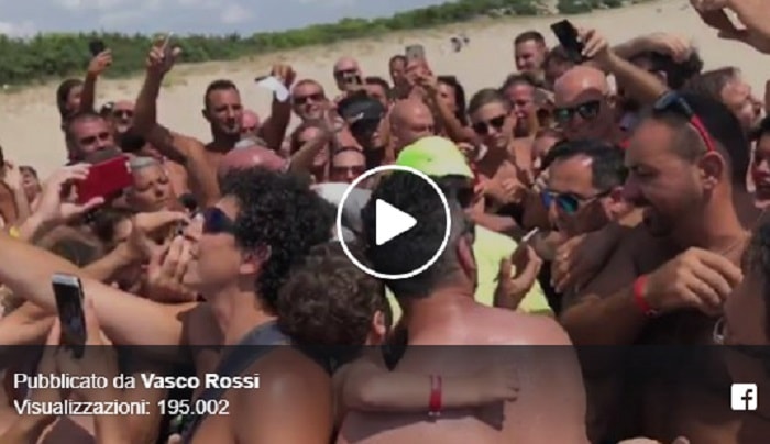 Vasco Rossi torna al mare: bagno di...selfie a Castellaneta Marina VIDEO