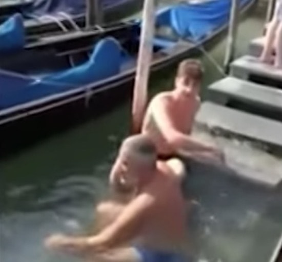 Venezia, turisti a mollo in piazza San Marco. La lezione di civiltà del gondoliere poliglotta