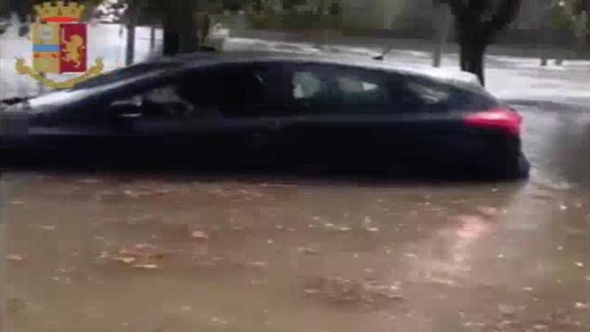 Bomba d'acqua su Grottaglie: polizia salva bimbo nell'auto sommersa dall'acqua VIDEO