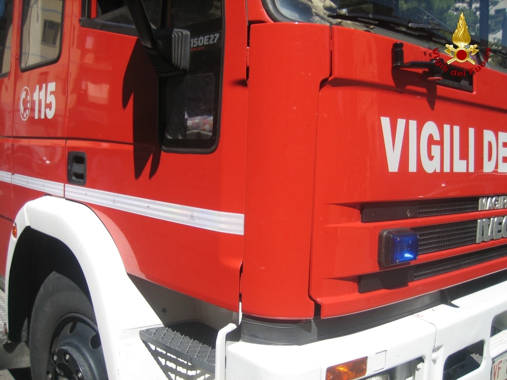 Palermo, vigili del fuoco intervengono per un incendio: cacciati con una sassaiola