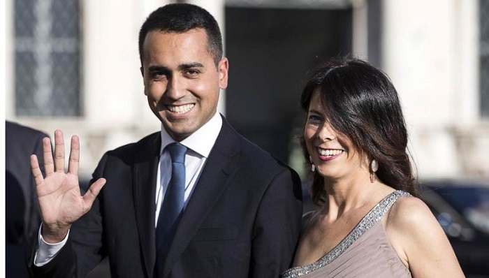 Silvia Virgulti esce dal portone dell'ex Luigi Di Maio FOTO Oggi
