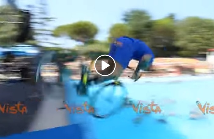 Vittorio Brumotti con la bici da trial in acqua all'Aquafan di Riccione VIDEO