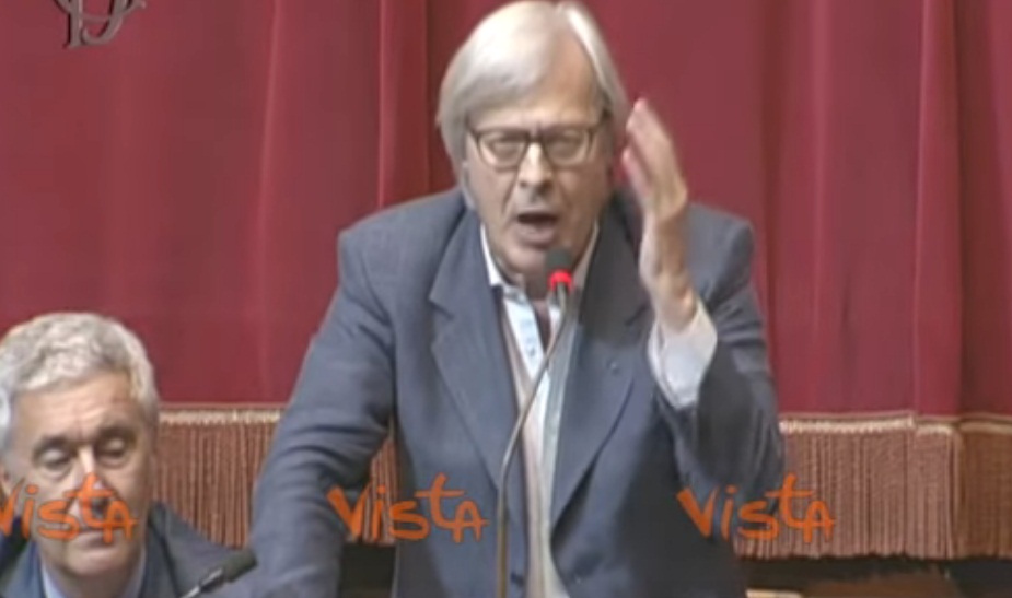 Roberto Fico richiama Sgarbi a usare un linguaggio più consono in Aula. E lui lo insulta VIDEO