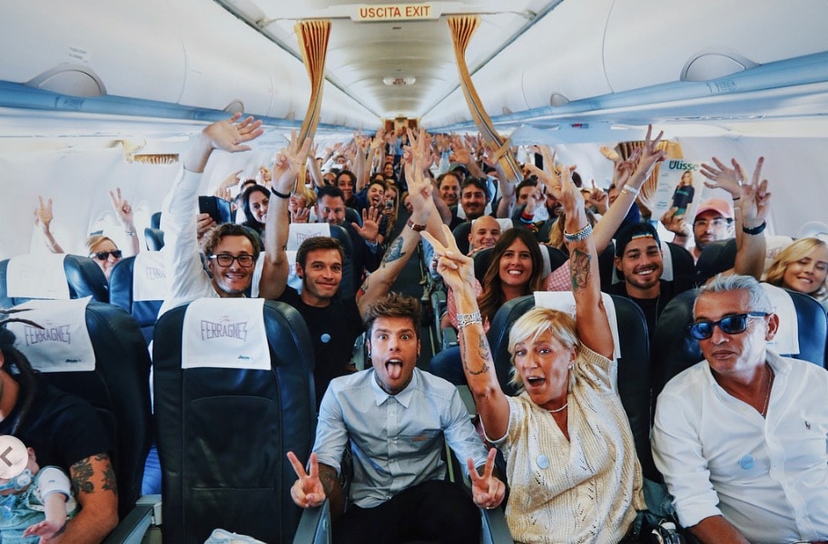 Chiara Ferragni e Fedez, al party gli invitati con il volo Alitalia dedicato. Ed è polemica