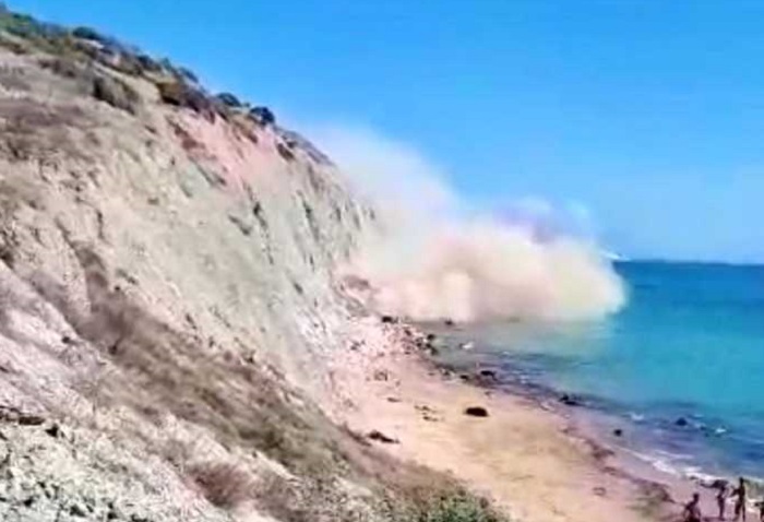 Agrigento: allo Zingarello una parte del costone crolla sulla spiaggia