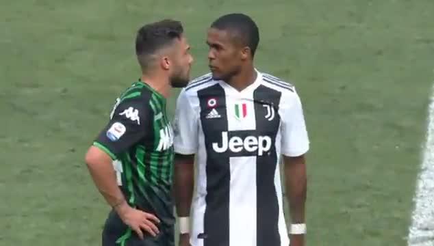 Douglas Costa sputa a Di Francesco