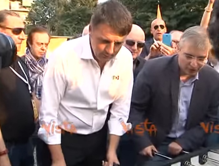 Renzi gioca a biliardino