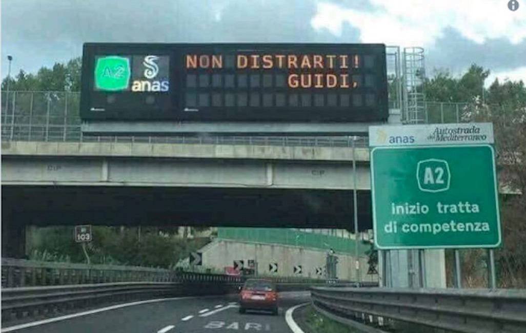 A2, il cartellone col congiuntivo grillino: "Non distrarti, guidi!"