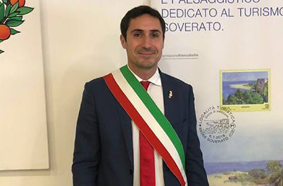 Soverato, migrante ubriaco minaccia cittadino: il sindaco Pd lo stende con un pugno