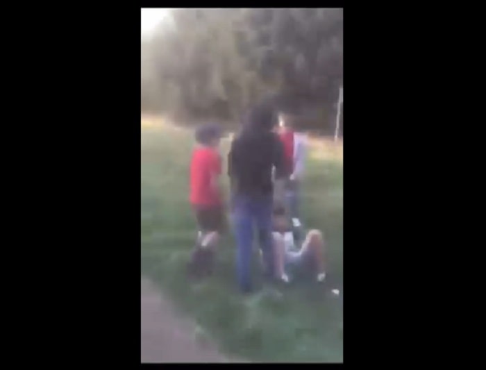 Bulli picchiano prega Allah