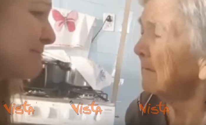 Nonna con l'Alzheimer riconosce per un attimo la nipote e le dice: "Ti amo"