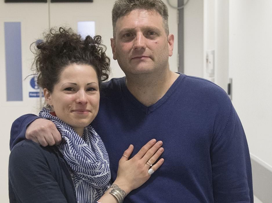 Andrew Wardle nato senza pene: a 44 anni il primo rapporto con la protesi bionica