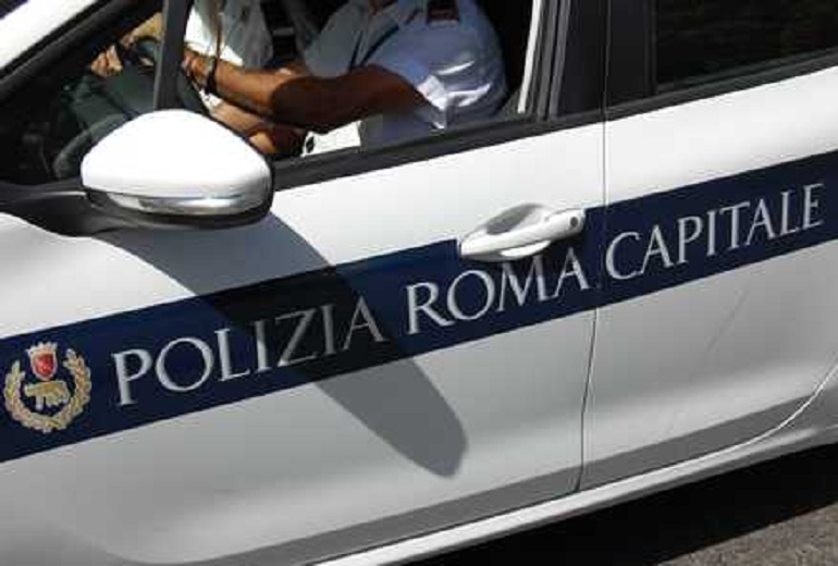 Roma, cadono alcuni frammenti dall'Arco di Porta Castello (foto d'archivio Ansa)