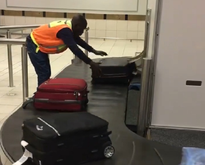 addetto aeroporto valigie