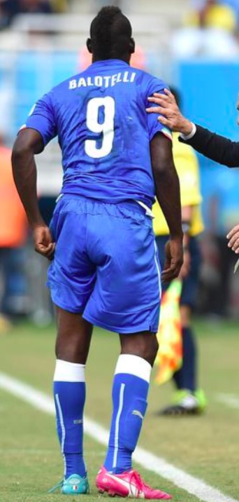 Balotelli fischiato a Bologna. Mancini lo attacca durante la partita ma in sala stampa...