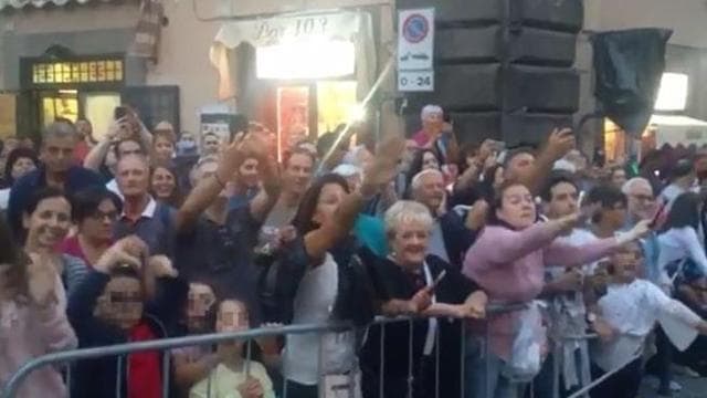 Matteo Salvini a Viterbo, tifo da stadio. Ma un bambino fa il pollice verso