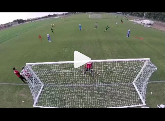 Sassuolo, Kevin Prince Boateng-Alessandro Matri: sfida di rovesciate, lo show in allenamento