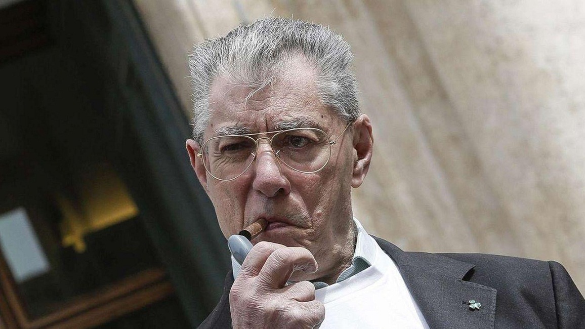 Bossi condannato per vilipendio. Procura firma arresto, poi sospende la pena