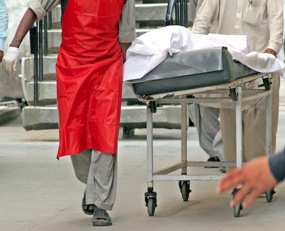 abusa cadavere obitorio