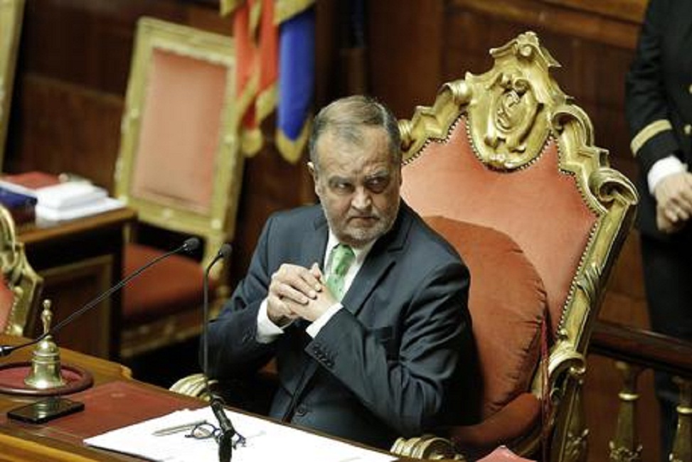 Calderoli torna in Senato dopo il ricovero per la zanzara West Nile. Tutta l'Aula lo applaude VIDEO